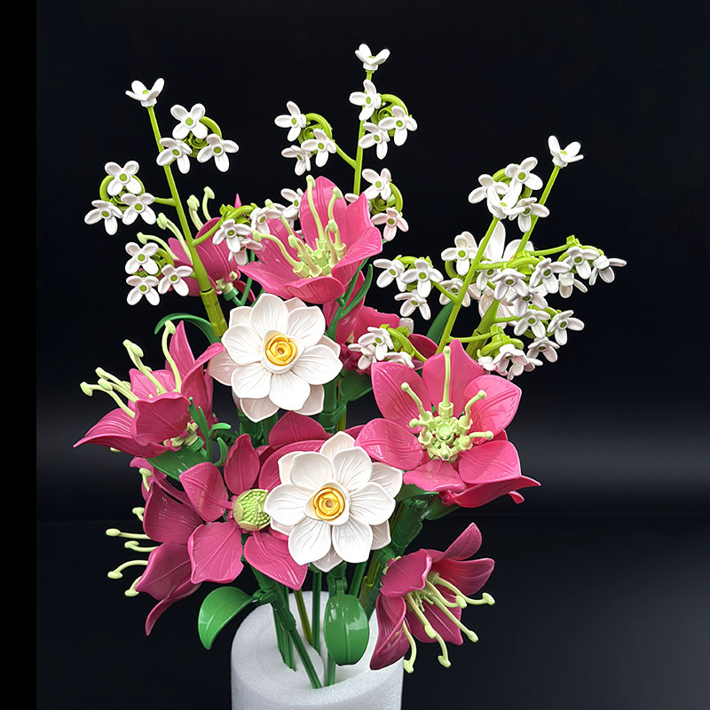 Home Office Simulator - Fresh Purple Building Block Flower Bouquet